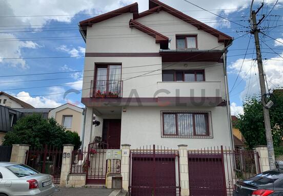 House / Villa with 10 rooms for sale -Gruia-